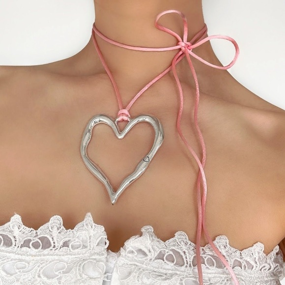 Jewelry - Pink metal heart necklace choker